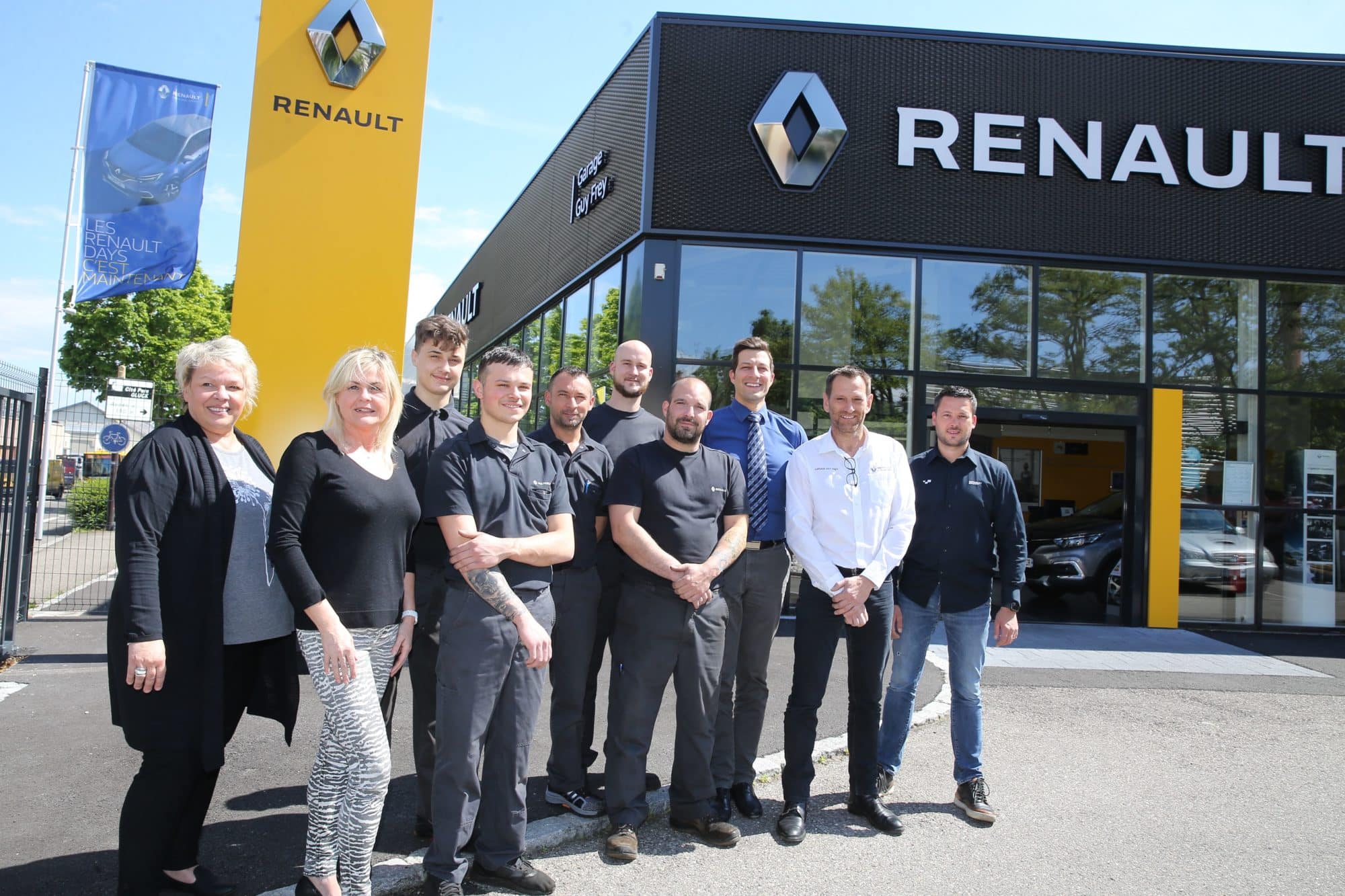 Équipe du Garage Guy Frey à Mulhouse – Spécialistes Renault & Dacia depuis 1991 L'équipe du Garage Guy Frey – Lavoisier Automobiles à Mulhouse posant devant la façade du garage Renault, souriante et prête à accueillir les clients pour l’entretien, la réparation ou l’achat de véhicules Renault et Dacia.